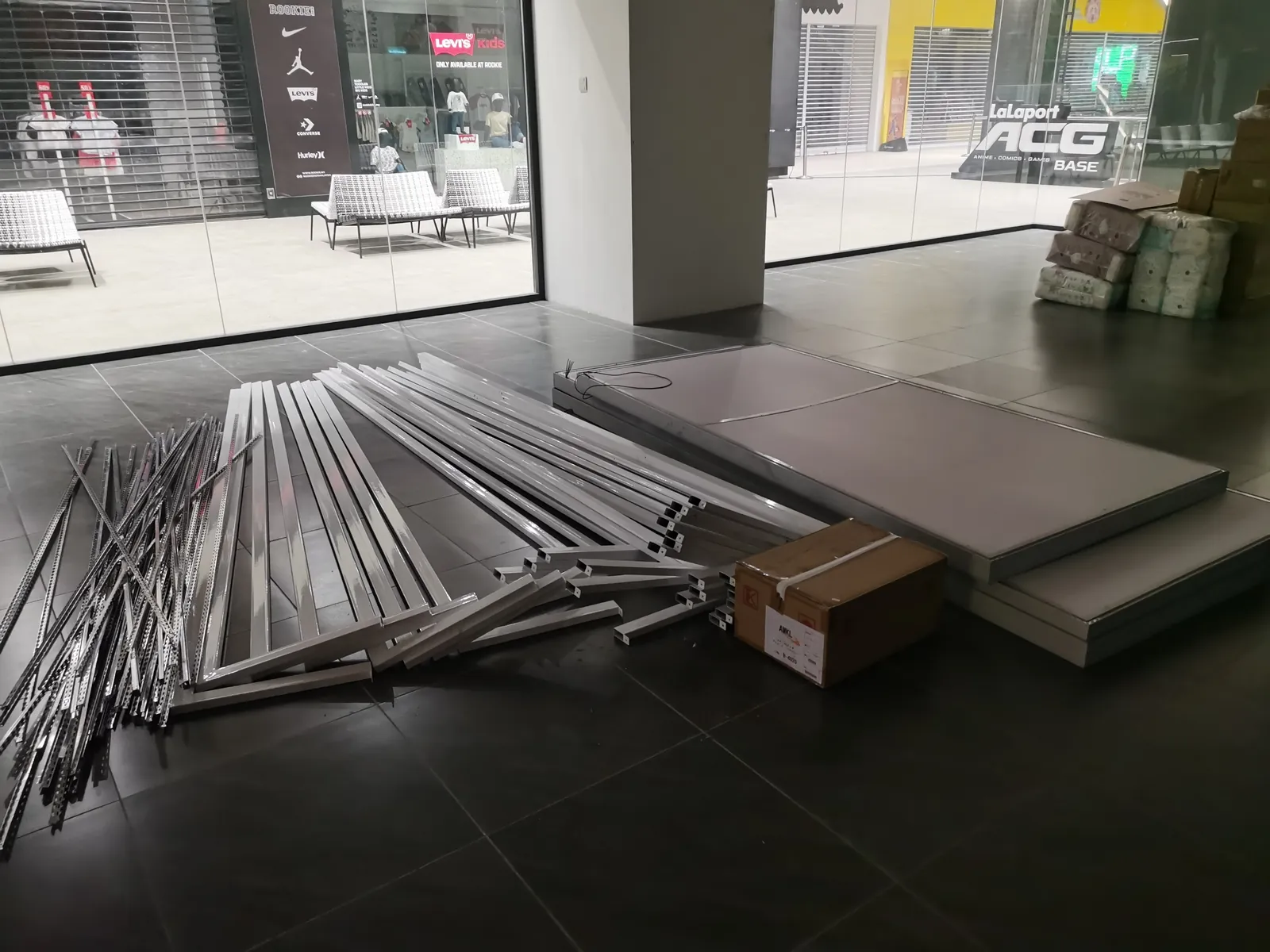 Cleared retail unit after dismantling at Lalaport